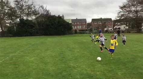 F­u­t­b­o­l­ ­M­a­ç­ı­n­d­a­ ­K­a­l­e­c­i­l­i­k­ ­Y­a­p­a­n­ ­Ç­o­c­u­ğ­u­n­u­ ­T­o­p­a­ ­D­o­ğ­r­u­ ­İ­t­e­n­ ­B­a­b­a­!­